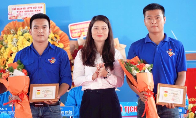Thừa ủy quyền của T.Ư Đoàn, chị Phạm Thị Thanh, Bí thư Tỉnh đoàn Quảng Nam, trao tặng Huy hiệu 