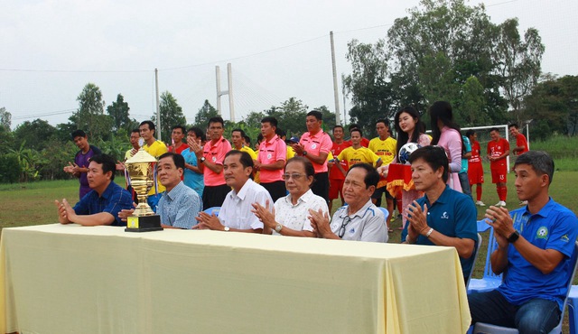 Ông Sáu Thành (thứ 3 từ phải) cùng cựu tuyển thủ Huỳnh Quốc Cường (thứ 2 từ phải), ông Vương Thanh Trung (thứ 2 từ trái) và cựu trọng tài Phạm Quốc Dũng ( con trai, thứ 3 từ trái) dự khai mạc giải đấu tại Đồng Tháp