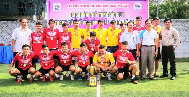 Ông Sáu Thành (thứ ba từ phải, hàng đứng) trong ngày trao giải bóng đá mini các CLB Đồng Tháp