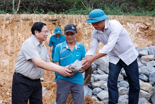 Thủ tướng tham gia khởi công xây nhà mới cho một số hộ gia đình có hoàn cảnh khó khăn trên địa bàn H.Đà Bắc, tỉnh Hòa Bình