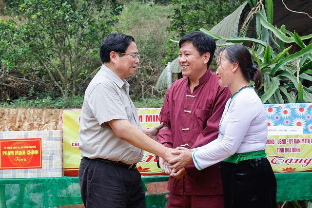 Thủ tướng động viên, tặng quà, tham gia khởi công xây nhà mới cho một số hộ gia đình có hoàn cảnh khó khăn trên địa bàn H.Đà Bắc, tỉnh Hòa Bình