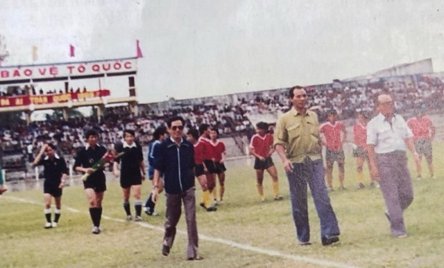 Ông Sáu Thành (bìa trái) cùng ông Trần Vĩnh Lộc và Lê Thì tại một trận đấu giải vô địch quốc gia 1989