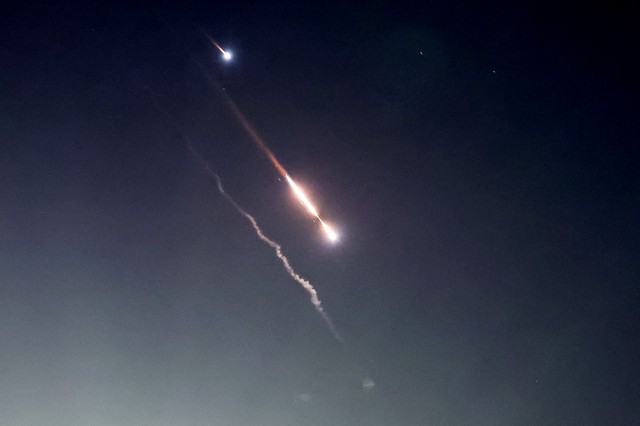 Các vật thể được nhìn thấy trên bầu trời Jerusalem ngày 14.4 sau khi Iran phóng máy bay không người lái và tên lửa về phía Israel