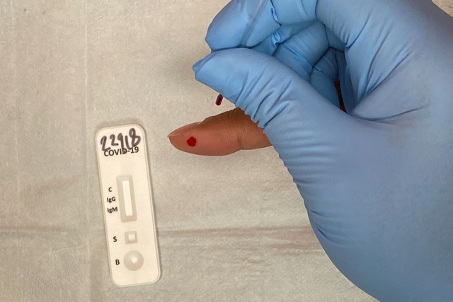 Nhân viên y tế lấy mẫu máu xét nghiệm Covid-19 tại Mỹ hồi năm 2020