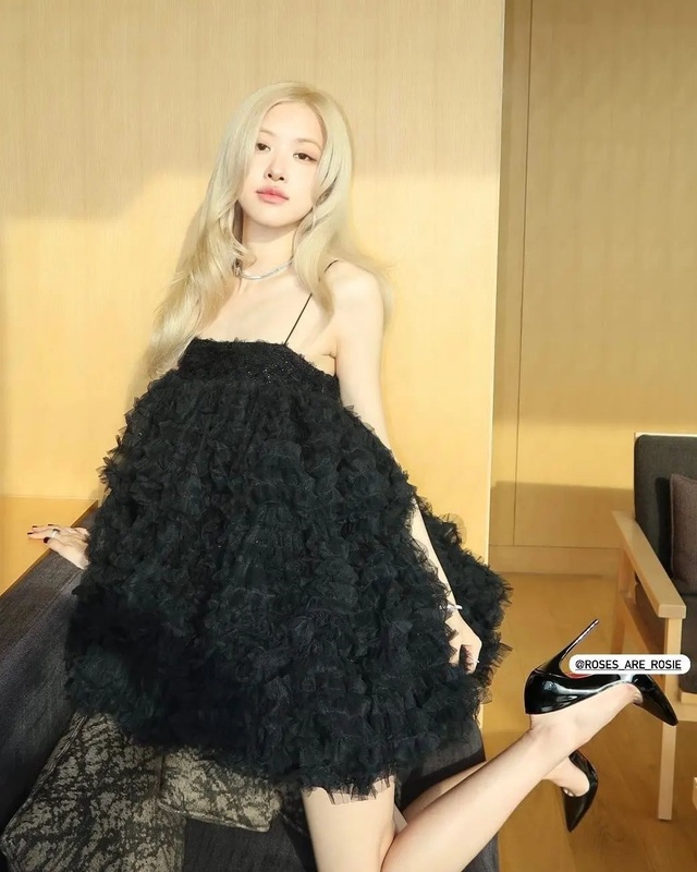 Trong bộ ảnh chụp cho tạp chí Dazed Korea, Rosé BlackPink khiến fans hâm mộ ngạc nhiên và thích thú với hình ảnh mái tóc vàng uốn lọn sang trọng và xinh đẹp tựa búp bê