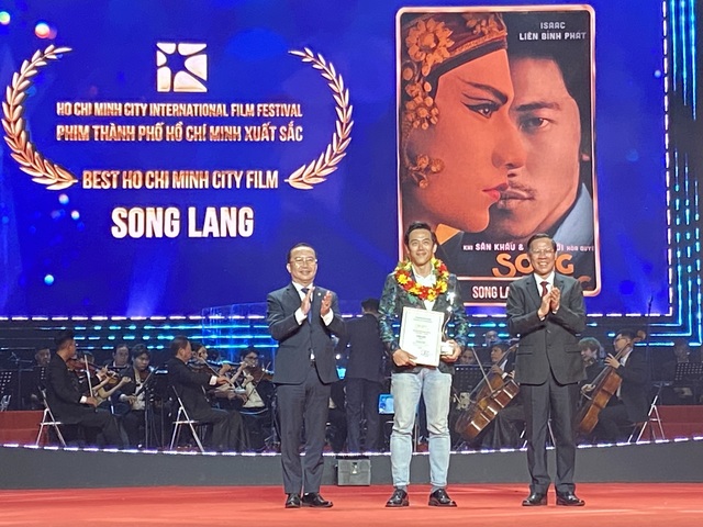 Chủ tịch UBND TPHCM Phan Văn Mãi (bìa phải) và Giám đốc Sở VH-TT TP.HCM Trần Thế Thuận trao giải cho Song lang - Phim TP.HCM