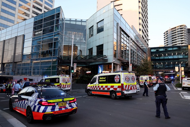 Cảnh sát phong tỏa trung tâm mua sắm Westfield Bondi Junction ở Sydney sau tin nhiều người bị đâm ở đó vào ngày 13.4