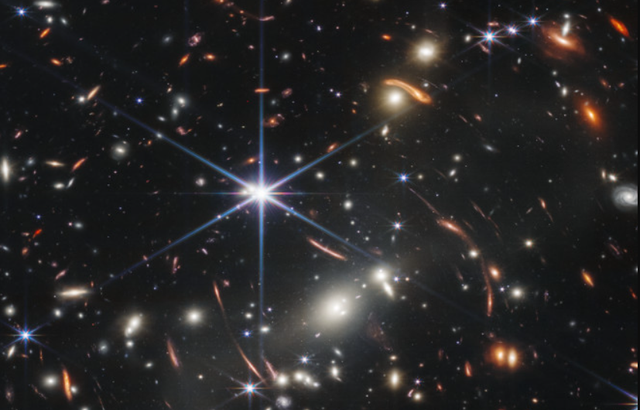 Hình ảnh gồm hàng ngàn thiên hà do kính James Webb chụp được năm 2022