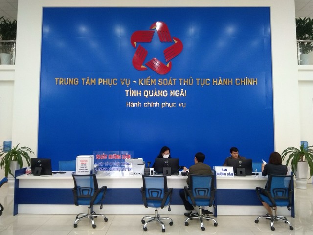 Người dân làm thủ tục hành chính tại Trung tâm Phục vụ kiểm soát thủ tục hành chính tỉnh Quảng Ngãi