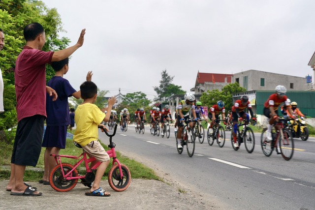 Các tay đua tranh tài chặng 10 Cúp truyền hình từ Quảng Bình về TP.Huế