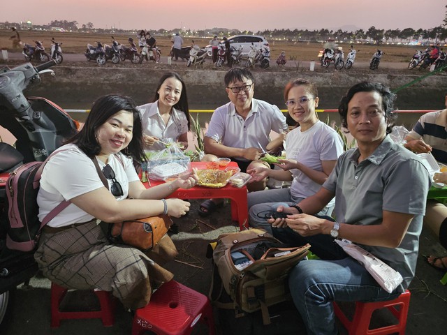 Khách đến ăn uống tại khu ẩm thực quê ở H.Long Điền