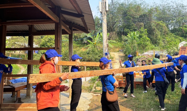 Bà con vùng biên của H.Nam Giang (Quảng Nam) trìu mến đặt cho các nữ đoàn viên cái tên 