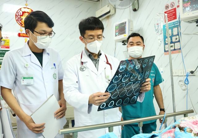 PGS-TS Mai Duy Tôn (giữa) thăm khám cho bệnh nhân đang điều trị tại Trung tâm Đột quỵ