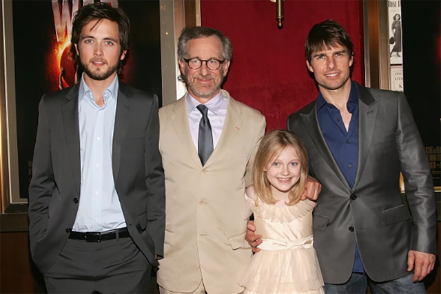 Justin Chatwin, Steven Spielberg, Dakota Fanning và Tom Cruise tại buổi ra mắt phim War of The Worlds vào tháng 6.2005