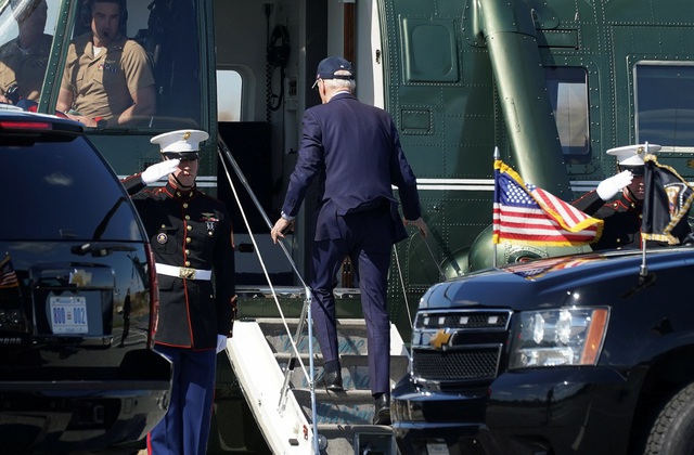 Tổng thống Mỹ Joe Biden lên trực thăng tại Rehoboth Beach, bang Delaware ngày 13.4 để về Nhà Trắng