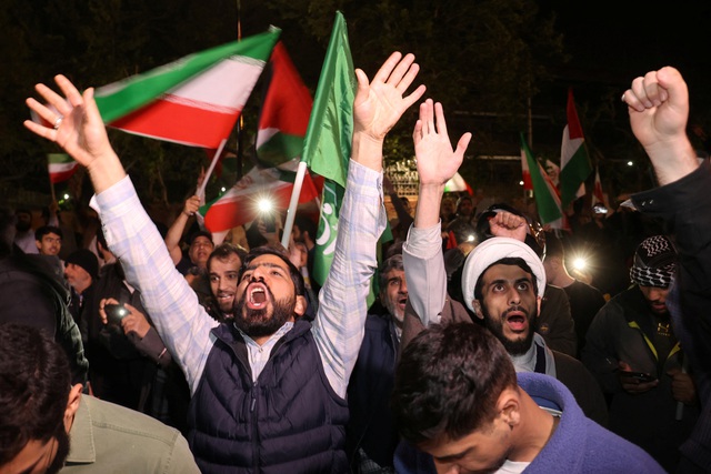 Người dân đổ ra đường ở Tehran sau khi Iran tấn công Israel hôm 13.4