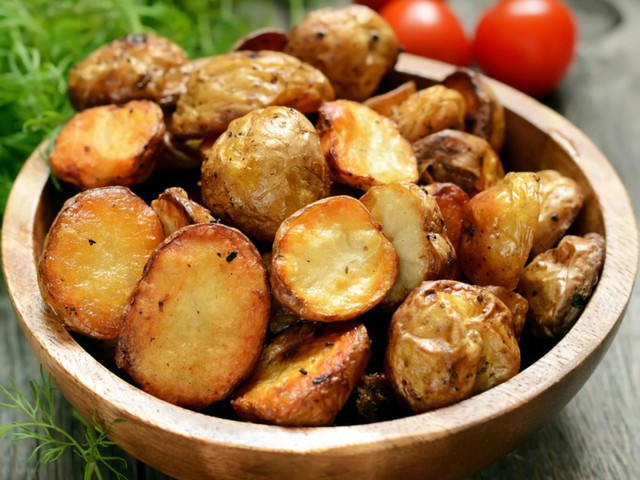 Một củ khoai tây nguyên vỏ cỡ trung bình (148g) chứa 26g carbohydrate. Carbohydrate là nhiên liệu chính cho não bộ và cũng là nguồn năng lượng chủ yếu cho cơ bắp
