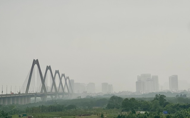 Bầu trời Hà Nội, đoạn qua cầu Nhật Tân lúc 16 giờ 30 hôm nay