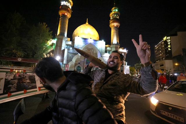 Những người ủng hộ vụ tấn công của Iran ăn mừng tại Tehran