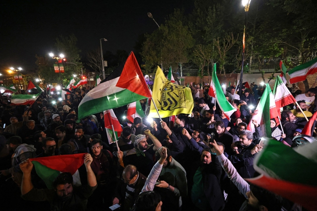 Người dân Iran ăn mừng tại Tehran sau vụ tấn công, vẫy cờ Palestine và Iran