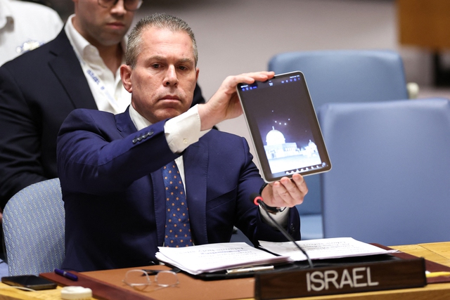 Đại sứ Israel Gilad Erdan giơ hình ảnh về vụ tấn công ngày 14.4 tại cuộc họp Hội đồng Bảo an Liên Hiệp Quốc ở New York (Mỹ)