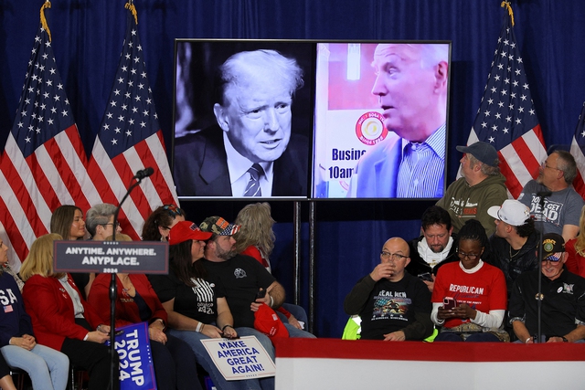 Hình ảnh của hai ứng viên tổng thống tại một cuộc vận động của ông Trump ngày 2.4  tại Wisconsin