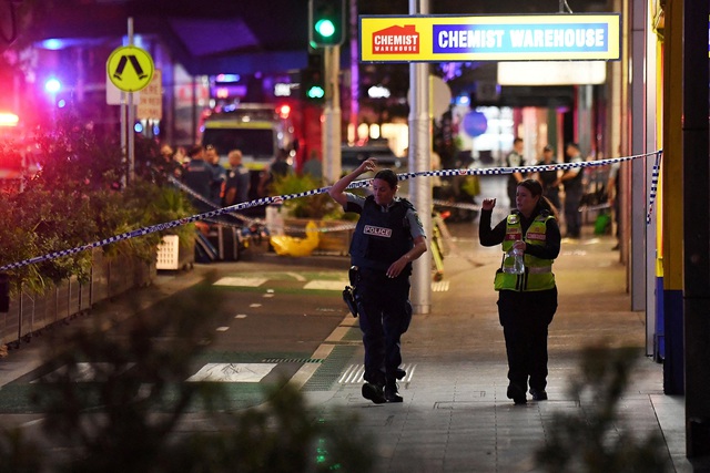 Cảnh sát và nhân viên dịch vụ khẩn cấp được nhìn thấy sau khi nhiều người bị đâm bên trong trung tâm mua sắm Westfield Bondi Junction ở Sydney ngày 13.4