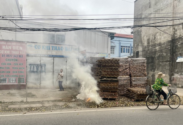 Giữa tháng 4, Hà Nội vẫn ô nhiễm không khí nghiêm trọng- Ảnh 3.