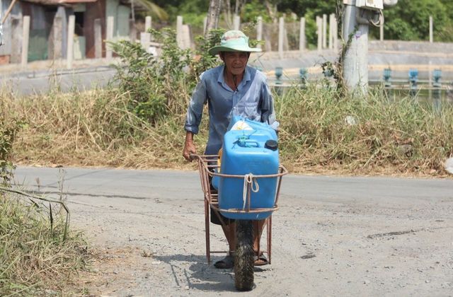 Đời sống người dân tại nhiều địa phương trong tỉnh Long An bị đảo lộn vì thiếu nước ngọt sinh hoạt