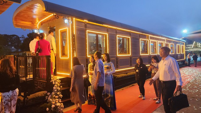 Du khách và người dân Đà Lạt tham gia khám phá hành trình đêm Đà Lạt bằng xe lửa cổ