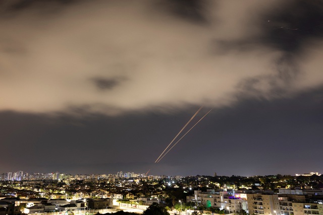 Các vật thể bị chặn trên bầu trời sau khi Iran phóng máy bay không người lái và tên lửa về phía Israel ngày 14.4