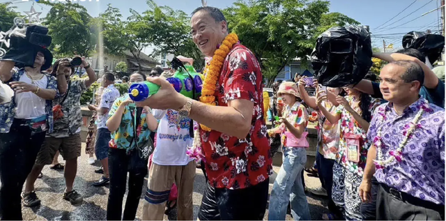 Thủ tướng Thái Lan Srettha Thavisin tham gia lễ hội Songkran ngày 13.4.2024
