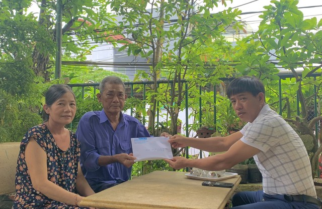 Đại diện Báo Thanh Niên (phải) trao số tiền hơn 54,4 triệu đồng của bạn đọc giúp vợ chồng ông Đặng Hữu Chiểu.