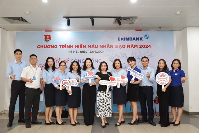 Bà Doãn Hồ Lan - Thành viên ban kiểm soát (thứ 6 từ phải qua) cùng bà Trịnh Thị Hải Yến (thứ 6 từ trái qua) - Trưởng VPĐD Eximbank tại Hà Nội cùng CBNV Eximbank hiến máu tại sự kiện