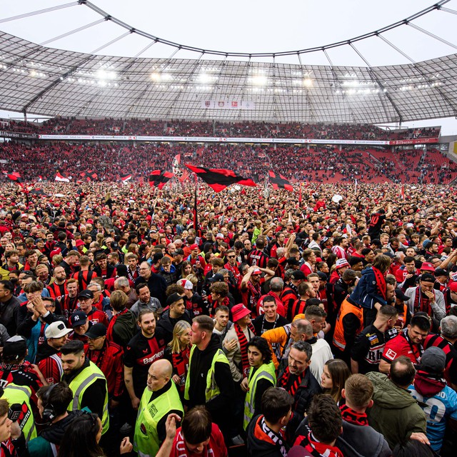 Biển người chào đón Bayer Leverkusen vô địch Bundesliga
