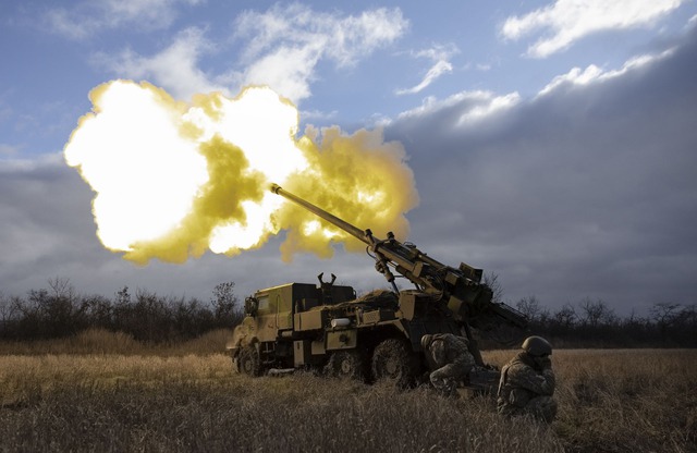 Pháo tự hành Caesar của Ukraine khai hỏa về phía quân Nga tại một địa điểm chưa được tiết lộ