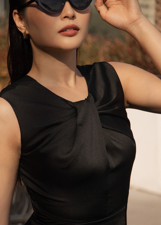 Chất vải lụa voan đen mềm nhẹ dành cho mùa hè, chiếc đầm được đặt tên May Dress sẽ cùng top 15 Hoa hậu Hoàn Vũ 2015, người mẫu Đặng Trần Ngọc tham gia những buổi tiệc, sự kiện với phong thái quyến rũ