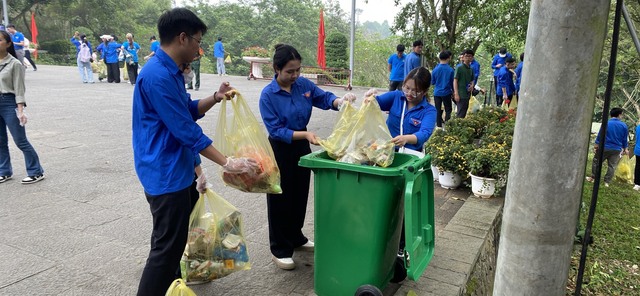 Đoàn viên, thanh niên dọn rác thải trong những ngày du khách thập phương về đền Hùng giỗ Tổ