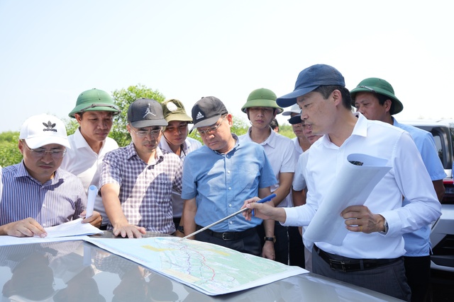 Ông Hoàng Hải Minh (áo xanh, giữa) cùng đoàn công tác khảo sát chuẩn bị đầu tư mở rộng cao tốc Cam Lộ - La Sơn