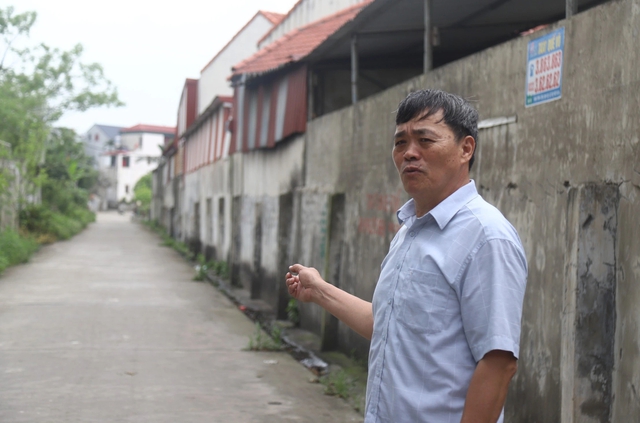 Ông Lê Văn Thụy chỉ vào tuyến đường bê tông được xây dựng từ nguồn tiền giao đất ao, thùng cho người dân