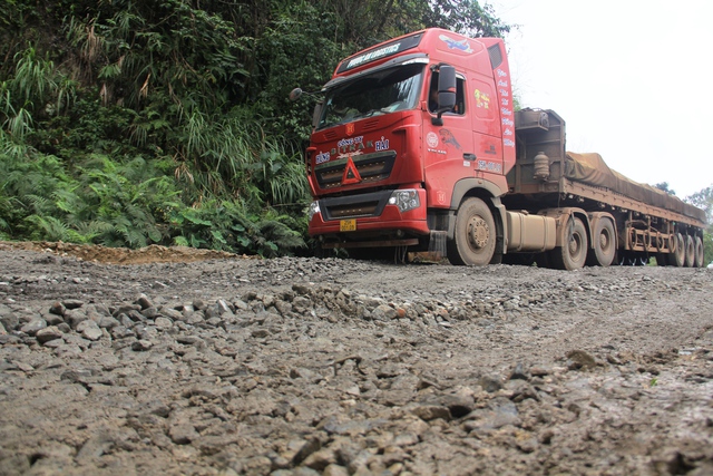Đường lên cửa khẩu quốc tế Nam Giang ‘nát như tương’: Đề xuất cấm xe chở quặng 48 tấn- Ảnh 1.