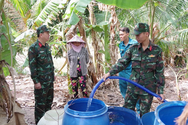Từ ngày 13 - 16.4, Bộ chỉ huy quân sự tỉnh Kiên Giang phối hợp Công ty TNHH MTV cấp thoát nước Kiên Giang mang nước ngọt đến vùng biên giới Giang Thành và Hà Tiên cung cấp miễn phí cho người dân