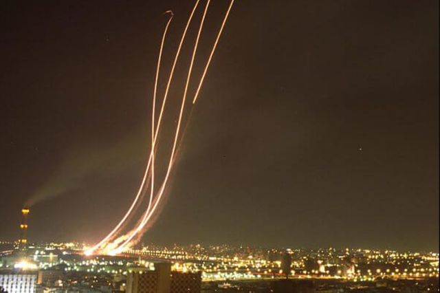 Hệ thống Patriot khai hỏa các tên lửa đánh chặn về phía tên lửa Scud của Iraq bên trên Tel Aviv vào đêm 12.12.1991
