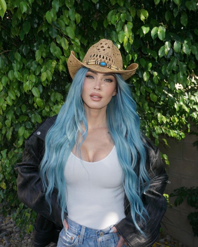Megan Fox khoe trọn body triệt để cùng mái tóc ánh xanh bật màu da.