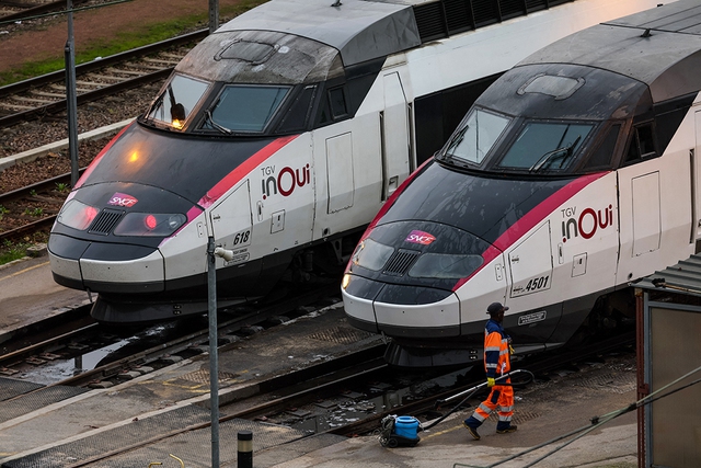 Các đoàn tàu cao tốc TGV InOui tại TP.Paris (Pháp)