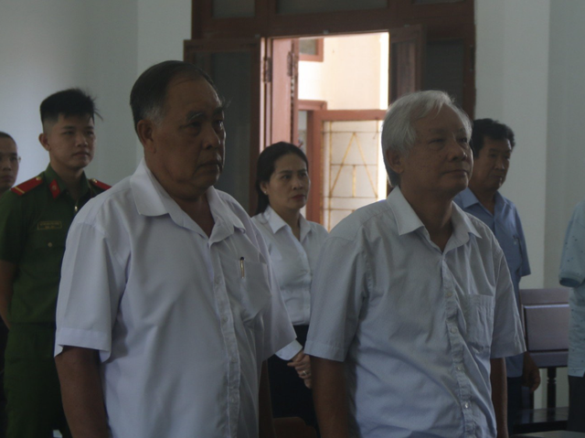 Bị cáo Phạm Đình Cự, cựu Chủ tịch UBND tỉnh Phú Yên (bên phải) và bị cáo Đỗ Duy Vinh, cựu Giám đốc Sở Tài chính tỉnh Phú Yên