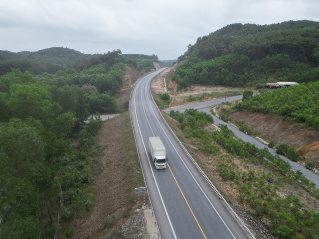 Một đoạn trên cao tốc Cam Lộ - La Sơn