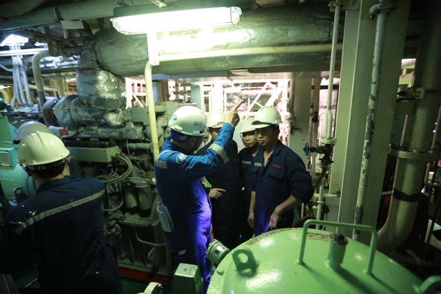 Sĩ quan thuyền viên làm việc trong khoang máy một tàu chở hóa chất