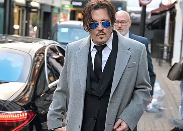 Johnny Depp trong buổi ra mắt phim Jeanne Du Barry