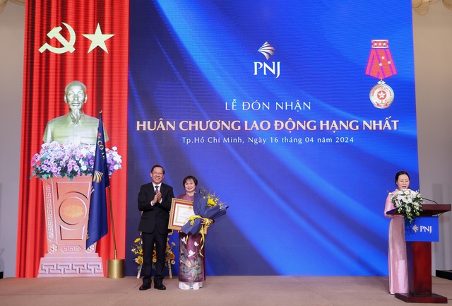Bà Cao Thị Ngọc Dung - Chủ tịch HĐQT PNJ được trao tặng Huân chương lao động hạng Nhất lần thứ 2